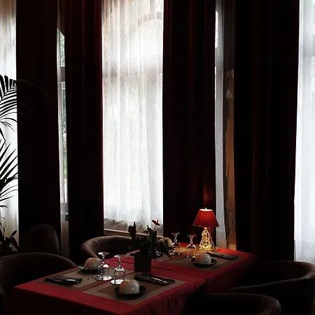Les Cloches De Corneville Couette-café 3*